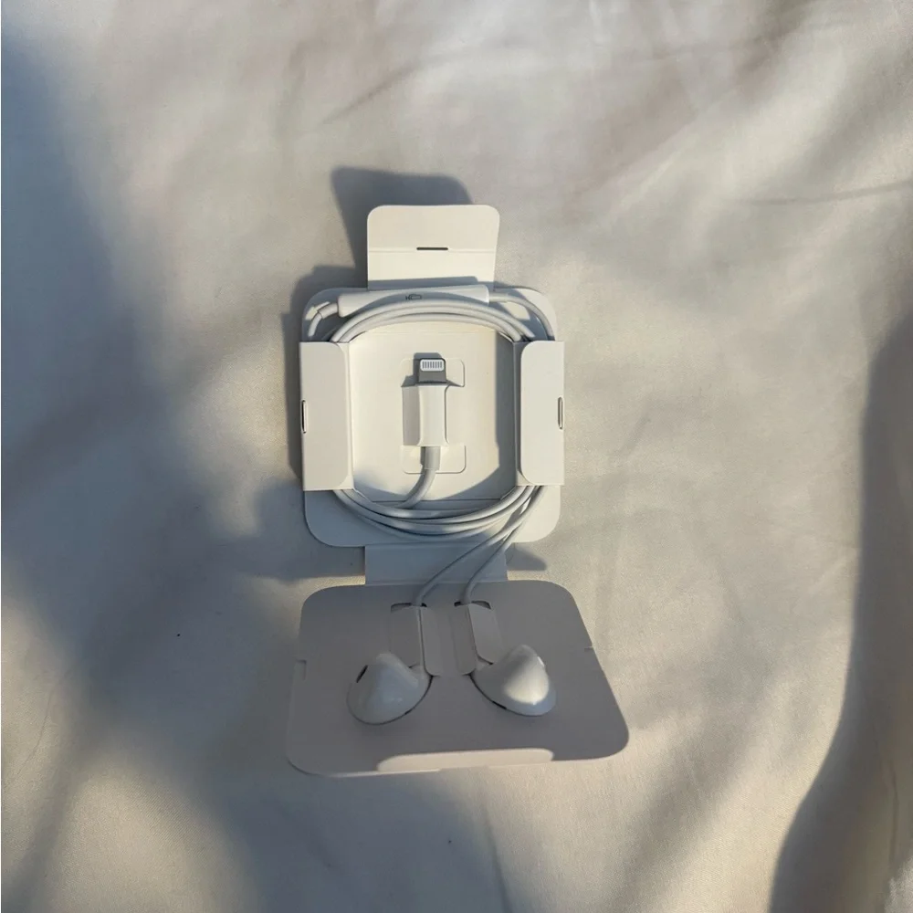 White Apple Wired Earbuds